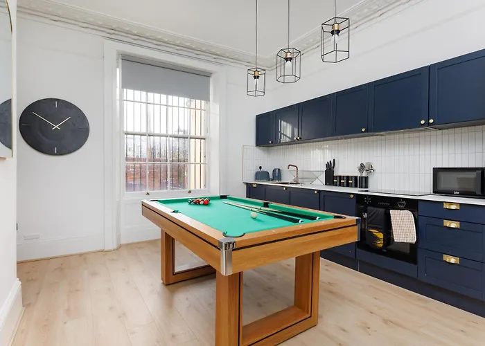 Flatzy - City Centre Mansion 2, Sleeps 22, 4 Baths