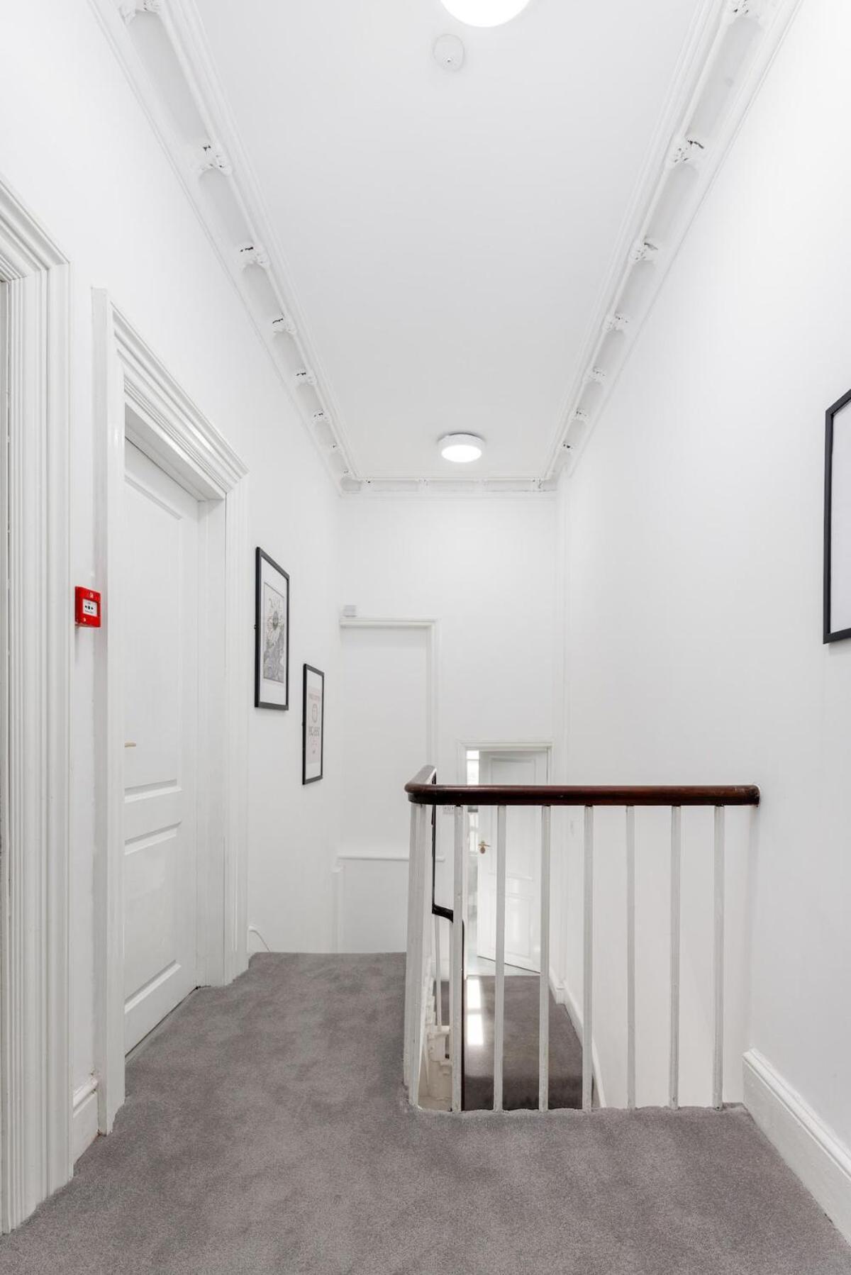 Flatzy - Centre Mansion 2, Sleeps 22, 4 Baths