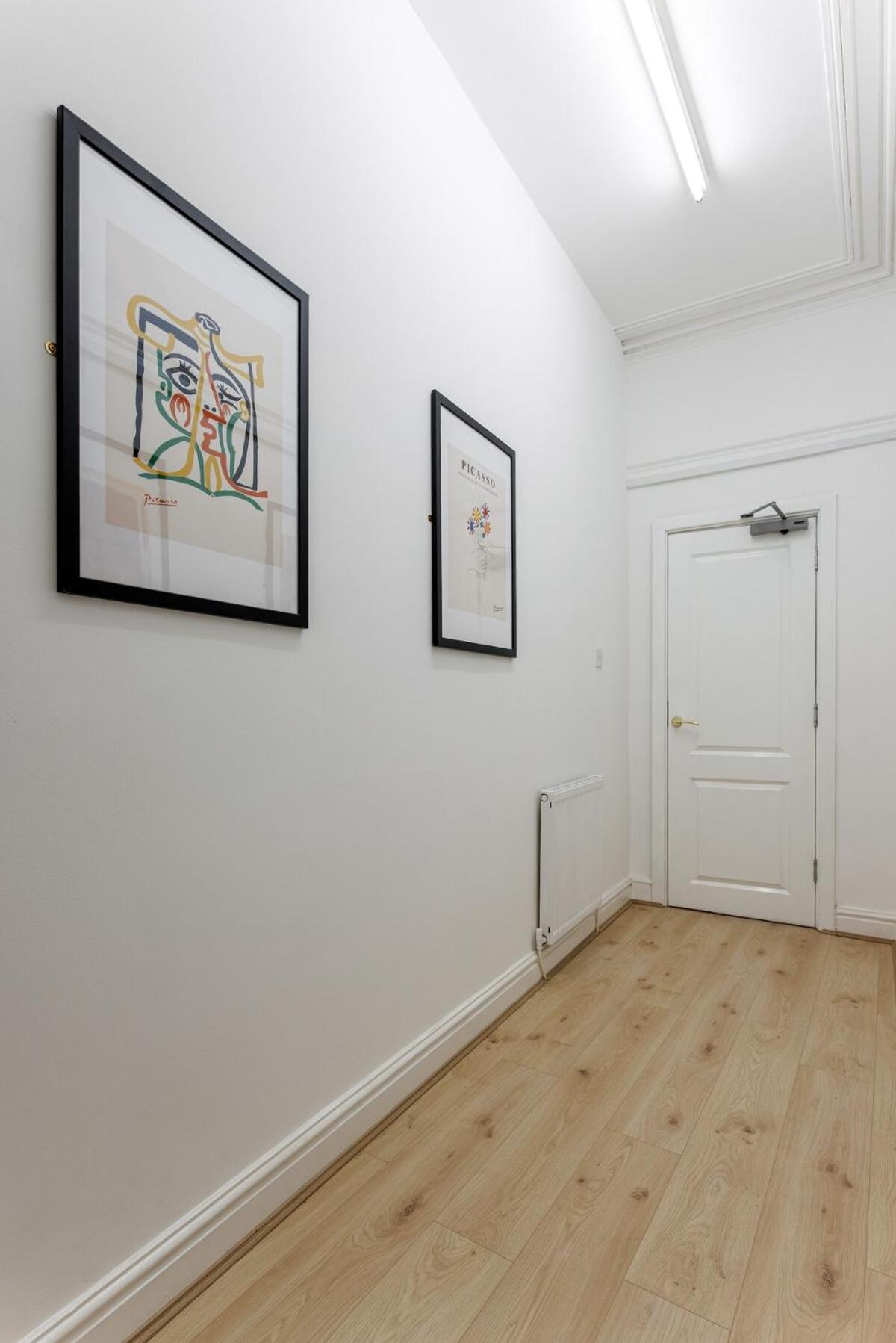 Flatzy - Centre Mansion 2, Sleeps 22, 4 Baths Holiday home