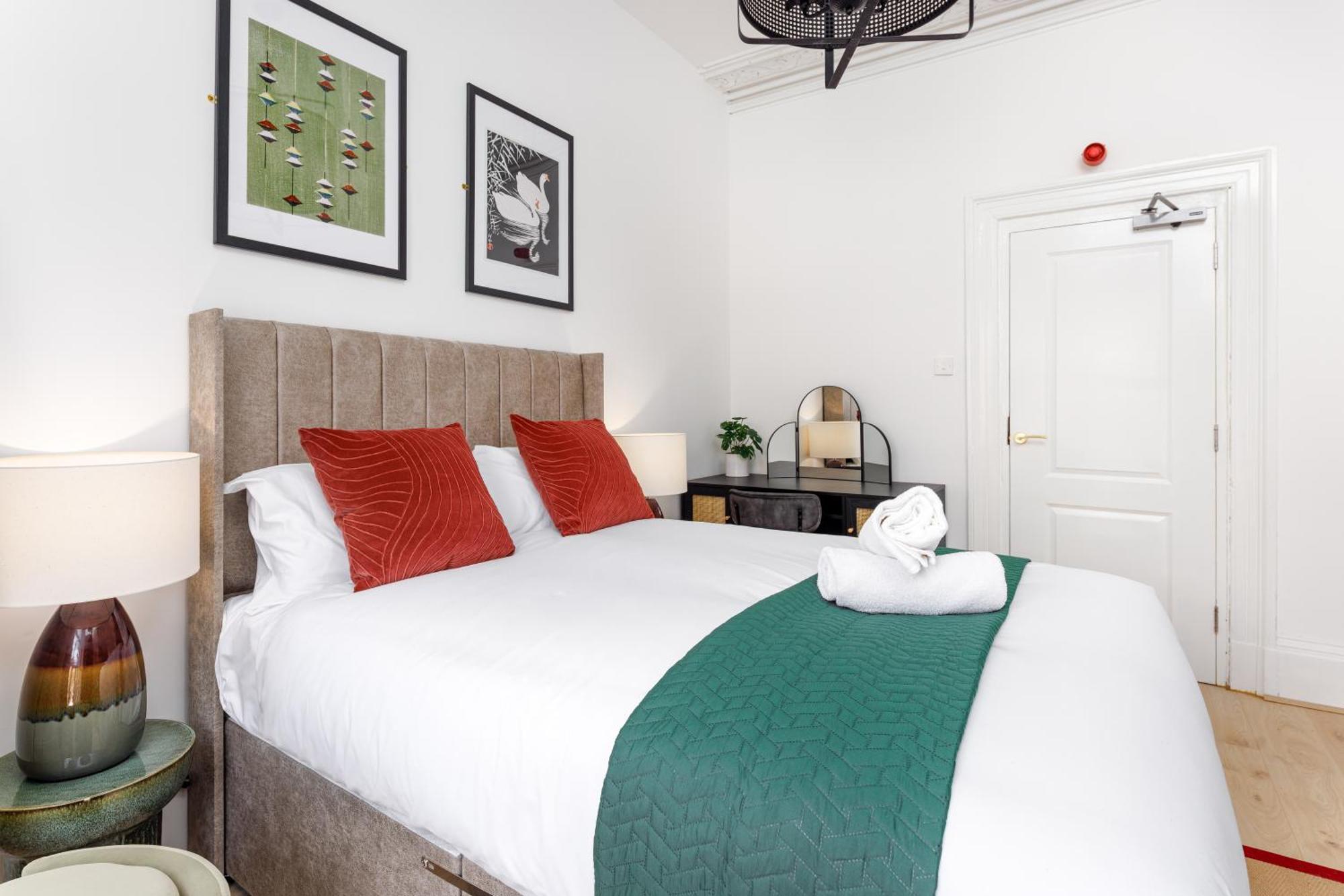 Flatzy - Centre Mansion 2, Sleeps 22, 4 Baths Holiday home *