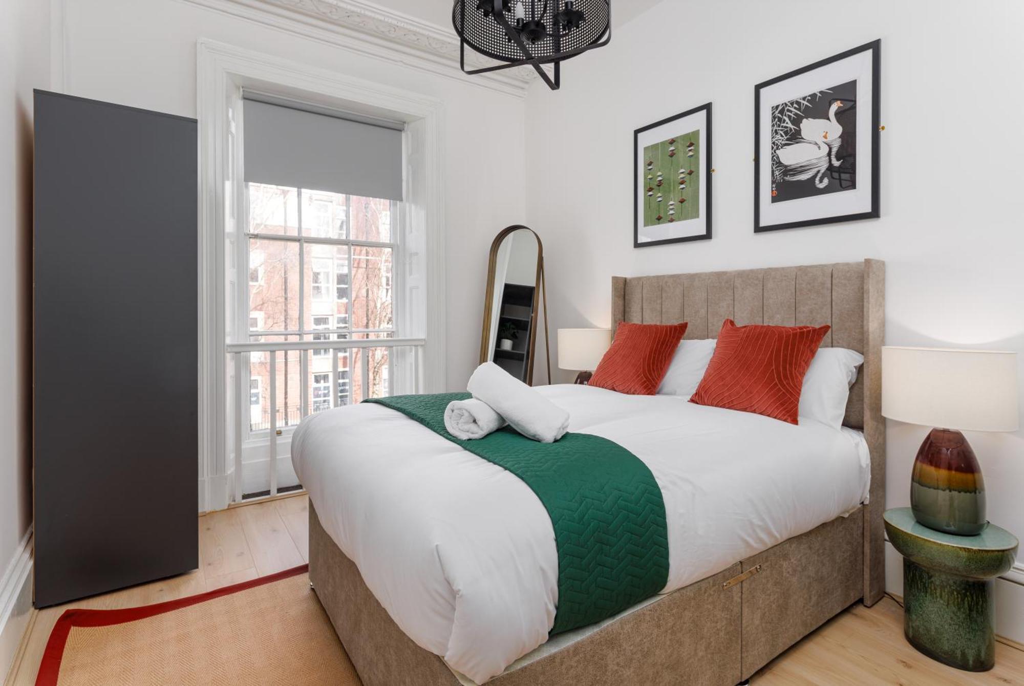 Flatzy - Centre Mansion 2, Sleeps 22, 4 Baths Holiday home