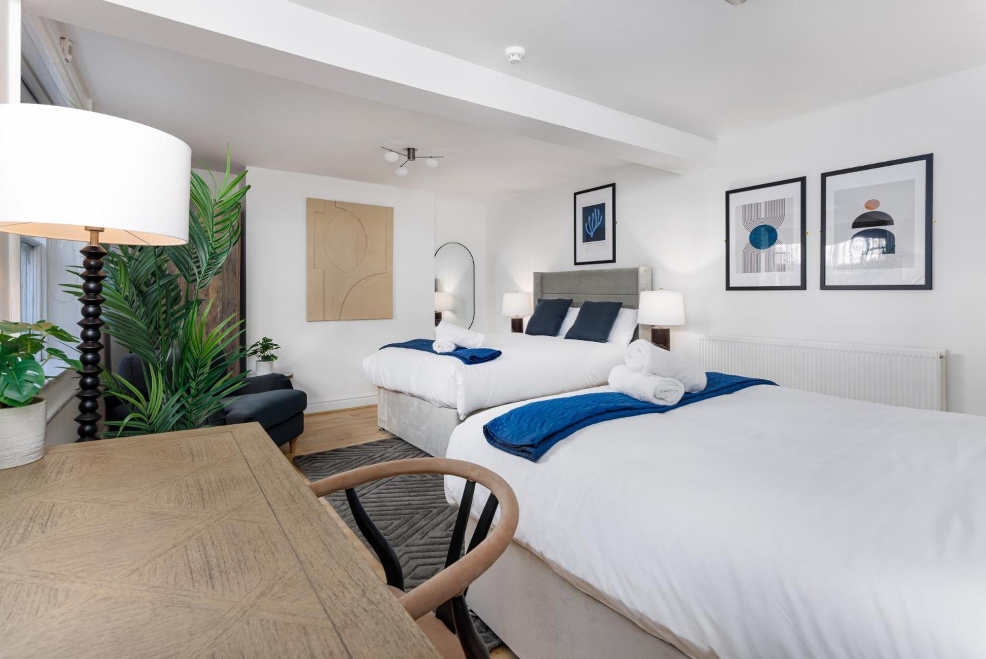Flatzy - Centre Mansion 2, Sleeps 22, 4 Baths Holiday home