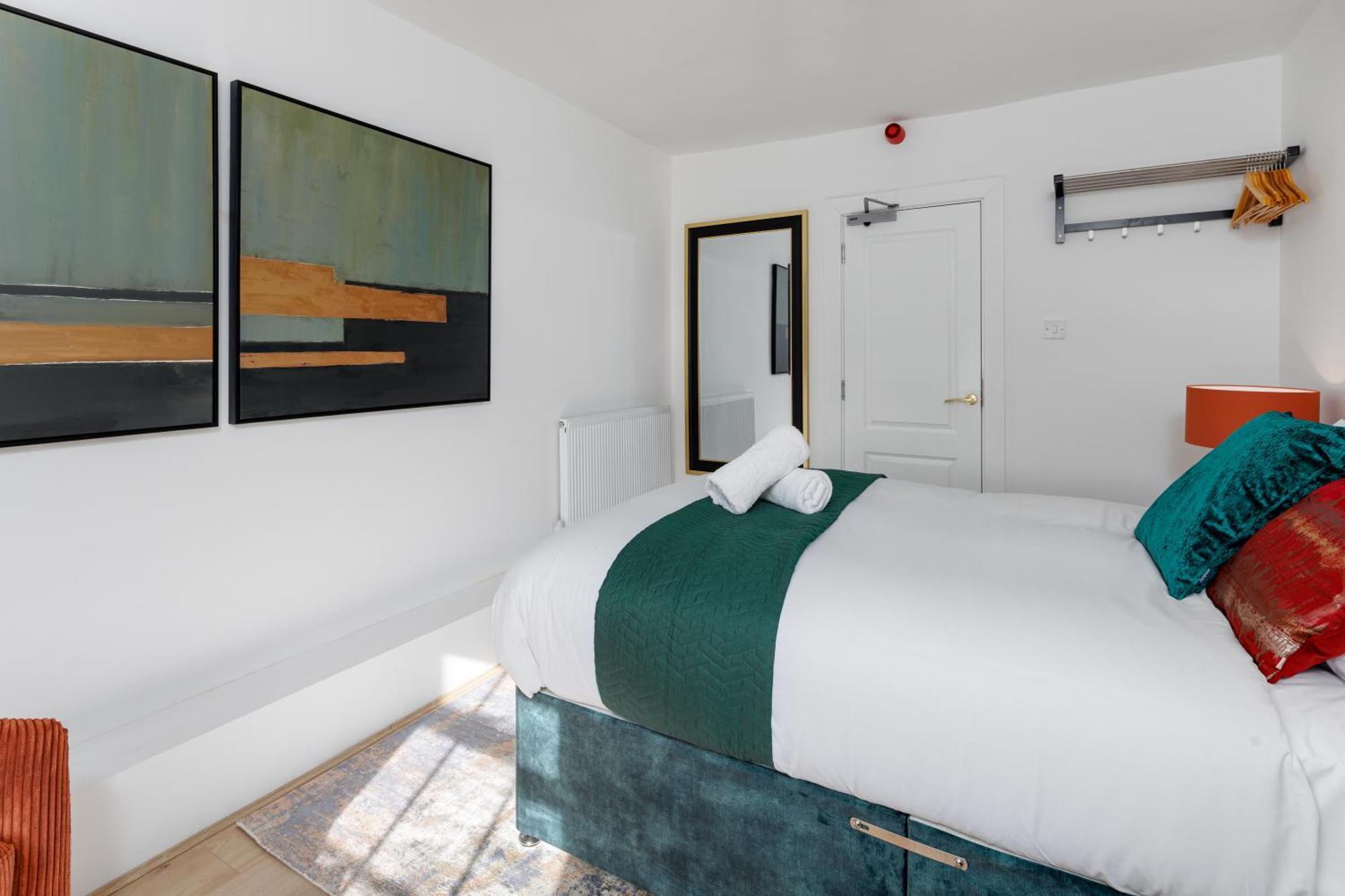 Flatzy - Centre Mansion 2, Sleeps 22, 4 Baths Holiday home