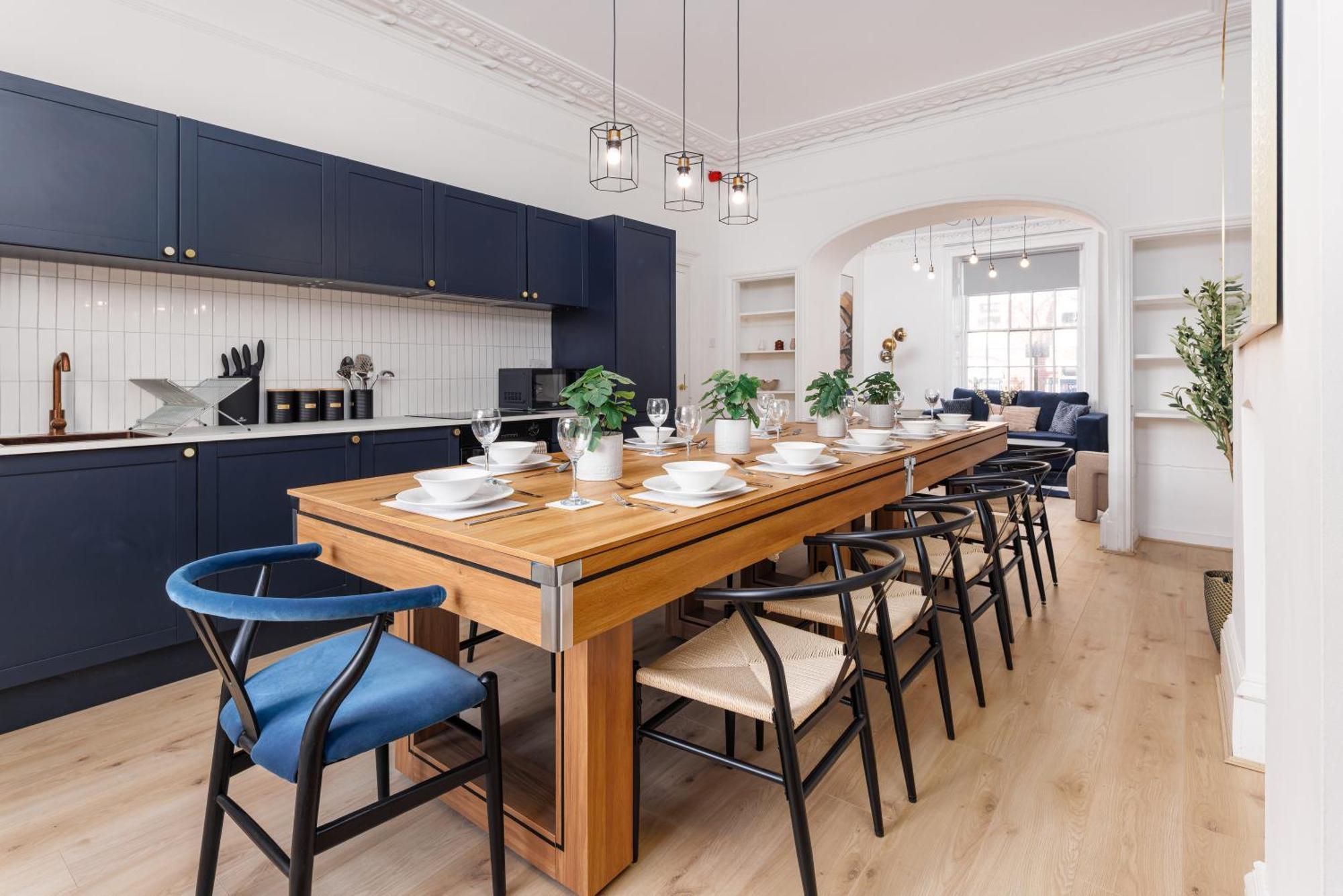 Flatzy - Centre Mansion 2, Sleeps 22, 4 Baths *