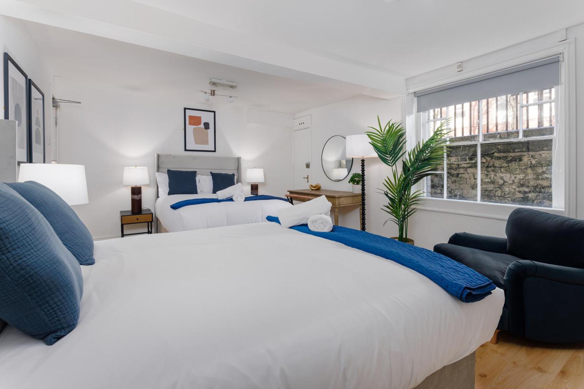 Flatzy - Centre Mansion 2, Sleeps 22, 4 Baths