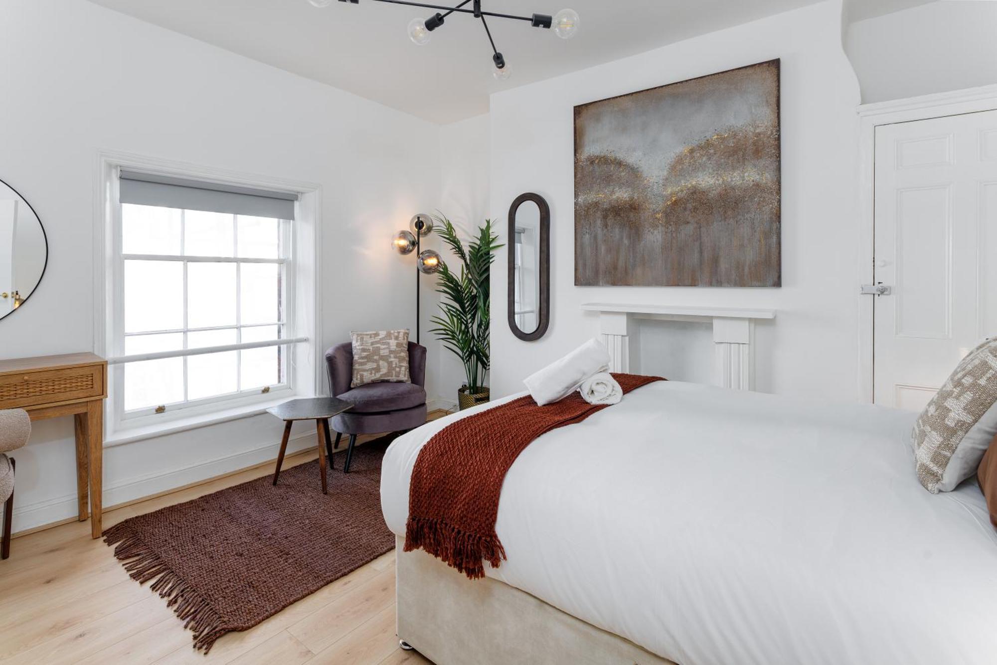 Flatzy - Centre Mansion 2, Sleeps 22, 4 Baths Holiday home Liverpool
