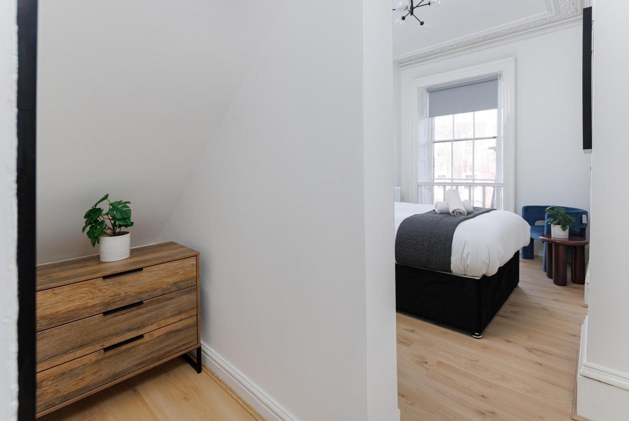Flatzy - Centre Mansion 2, Sleeps 22, 4 Baths Holiday home