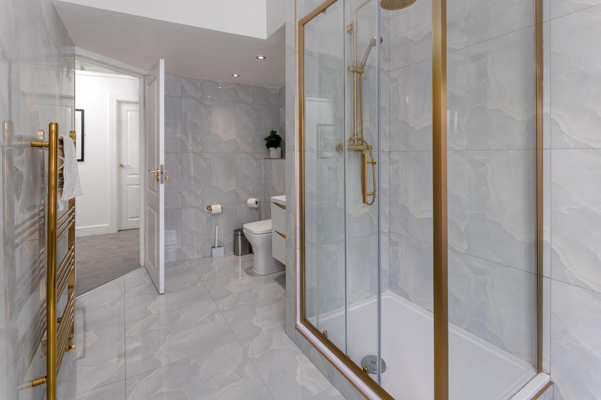 Holiday home Flatzy - Centre Mansion 2, Sleeps 22, 4 Baths *