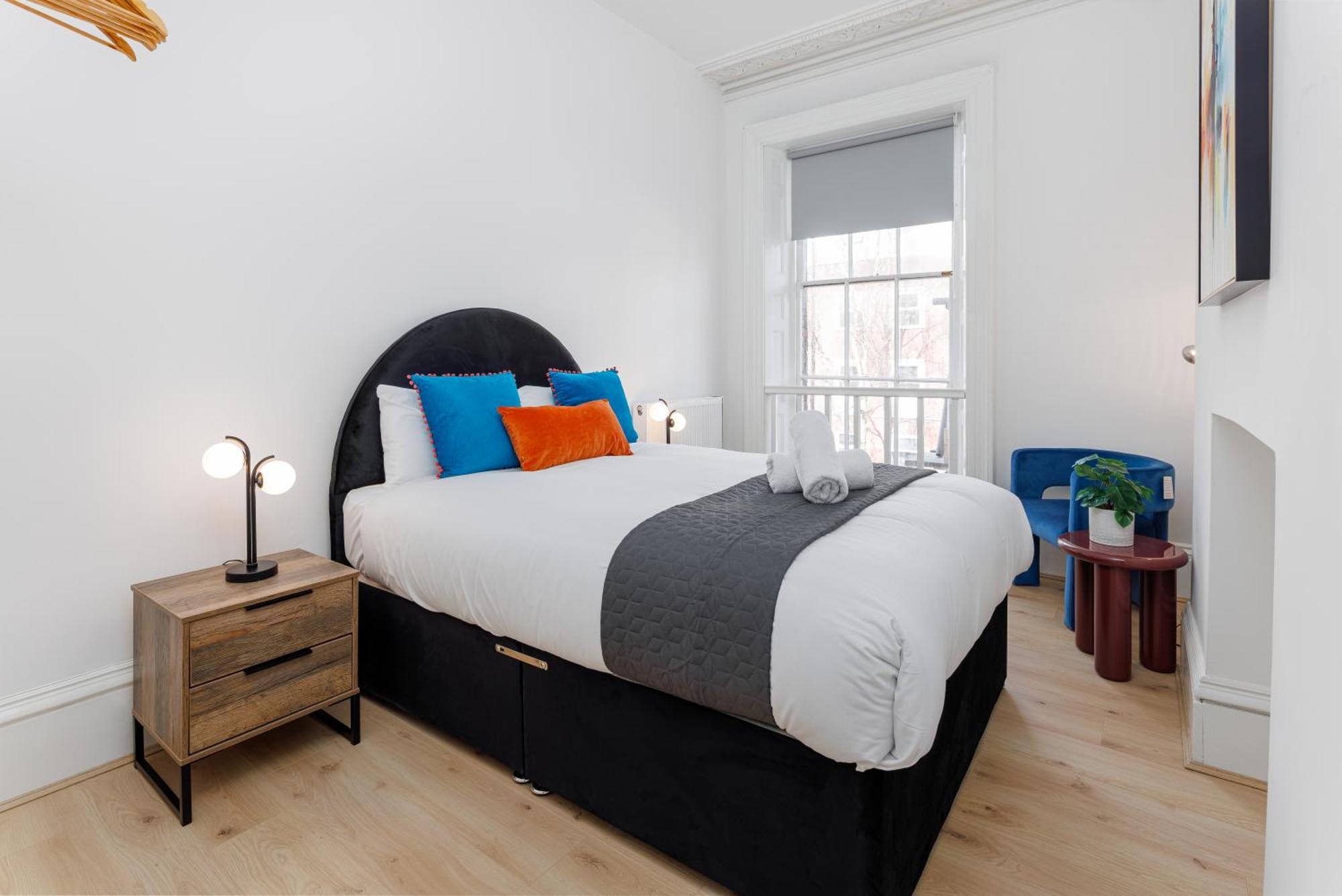 Flatzy - Centre Mansion 2, Sleeps 22, 4 Baths Liverpool
